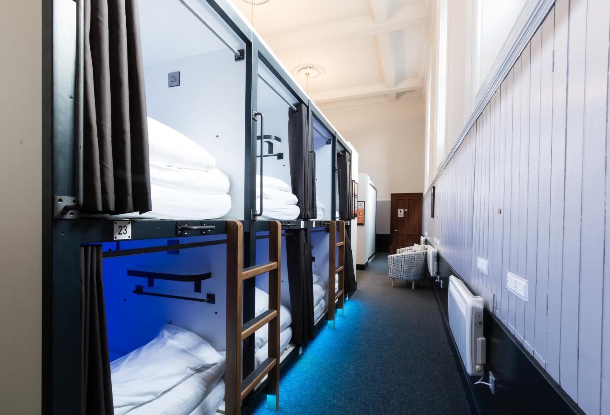Albergue Code Pod - The Court - *