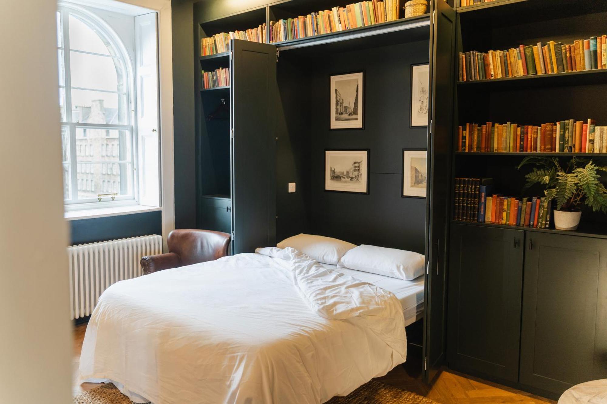 Albergue Code Pod - The Court -